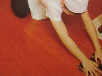 夏季地板也要降溫保養。