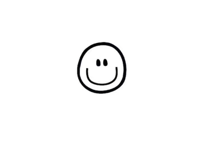 哈士奇看德牧在地板上躺著，于是就上前挑釁了下，結(jié)果